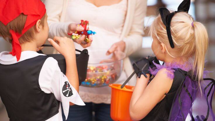 10 Easy Ways to Share the Gospel on Halloween Night